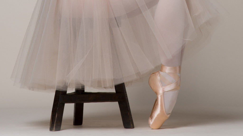 A ballet dancer en pointe wearing a tutu and BLOCH pointe shoes 